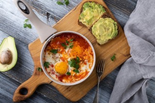 Shakshouka en avocadobroodjes