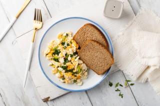 Scrambled eggs with chives and toast