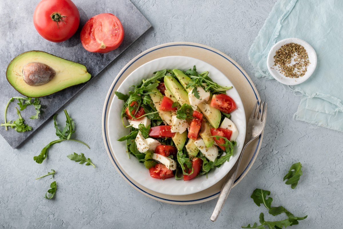 Avocado- en mozzarella-salade