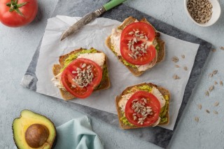 Broodje kip en avocado