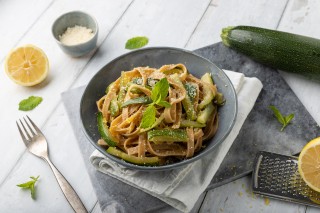 Citroenpasta met courgette