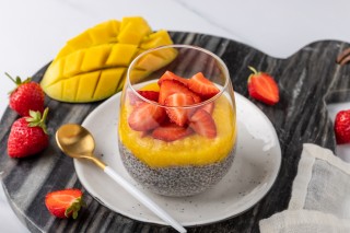 Dessert di Chia con mango e fragole