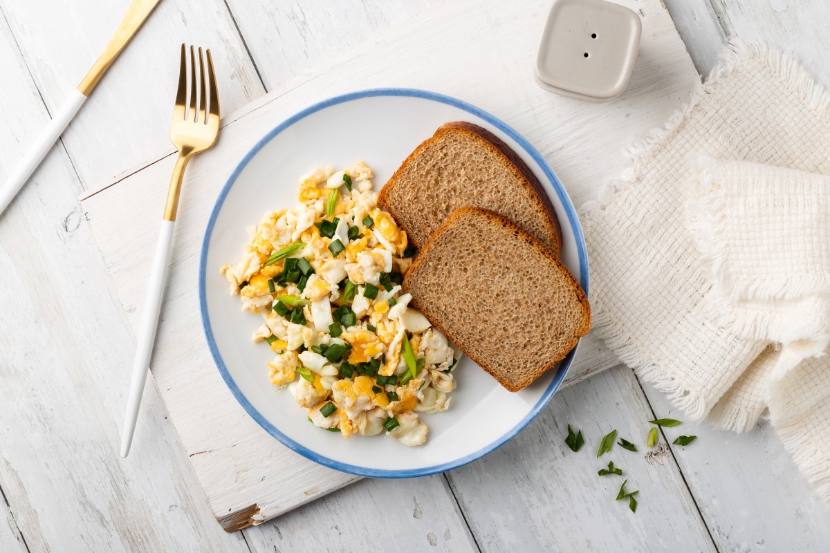 Roerei met bieslook en toast