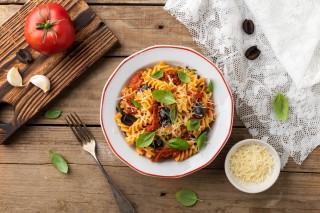 Pasta met tomaten en olijven