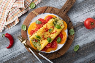 Tortilla con mozzarella y tomate