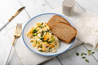 Huevos revueltos con cebollino y tostadas