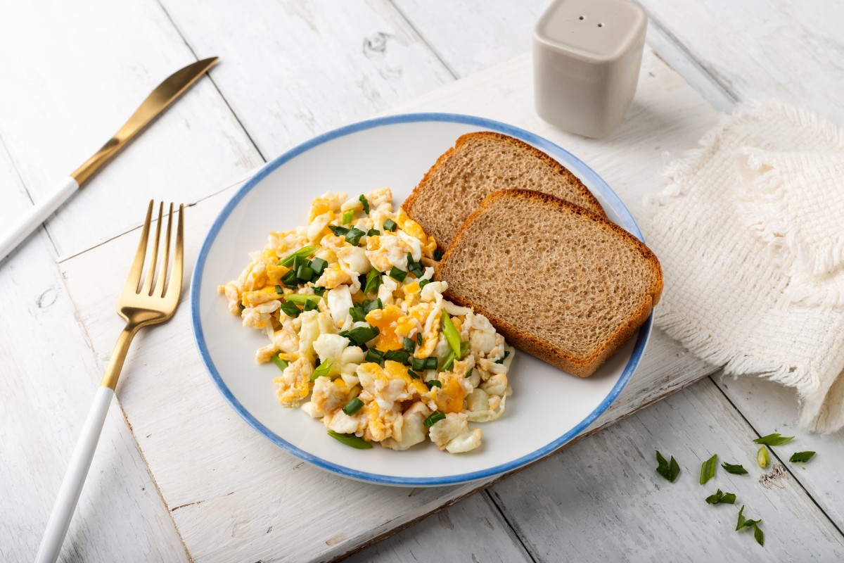 Huevos revueltos con cebollino y tostadas