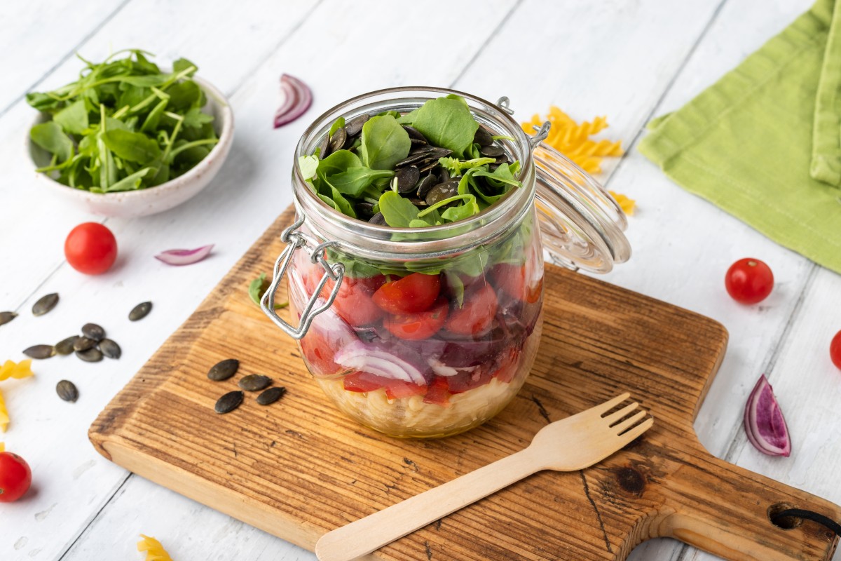 Ensalada con aceite al ajo en tarro