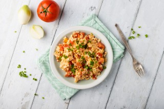 Huevos revueltos con tomate y cebolla