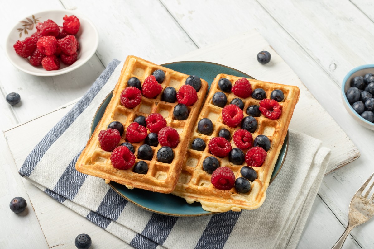 Waffeln mit Himbeeren und Heidelbeeren