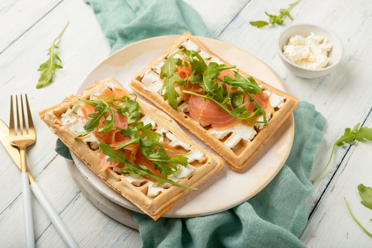 Wafels met zalm, roomkaas en rucola