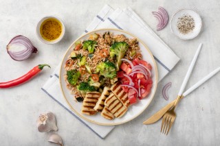 Formaggio halloumi alla griglia con riso e verdure