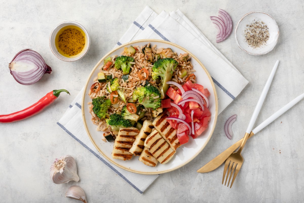 Formaggio halloumi alla griglia con riso e verdure