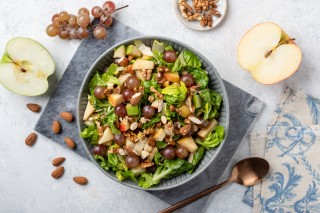 Ensalada navideña con manzanas