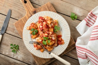 Gebackener Fisch mit Tomaten