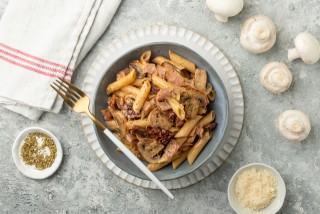 Makaron z szynką, pieczarkami i suszonymi pomidorami