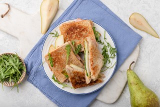 Toast with pear and cheese