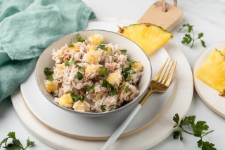 Salade met rijst, tonijn en ananas
