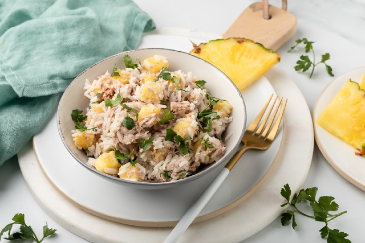 Salade met rijst, tonijn en ananas