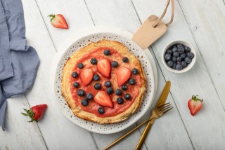 Omelet met aardbeien en bosbessen