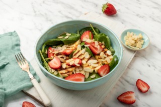 Insalata con spinaci, fragole e Halloumi