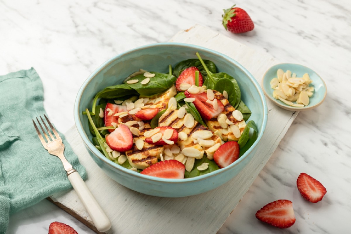 Insalata con spinaci, fragole e Halloumi