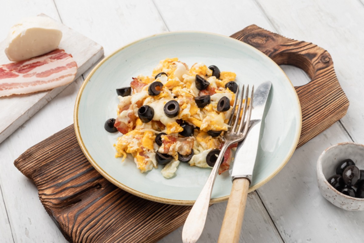 Roerei met spek, mozzarella en olijven