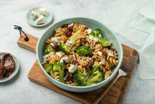Nudeln mit Schimmelkäse und Brokkoli