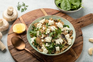 Salade met quinoa, champignons, fetakaas en spinazie