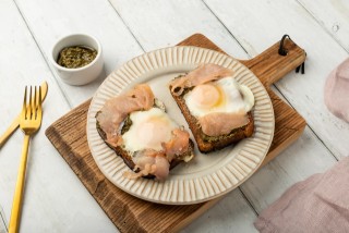 Pan con huevo, salmón ahumado y pesto