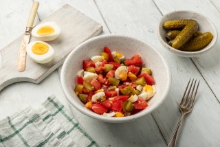 Insalata di uovo, cetriolo salato e pomodoro