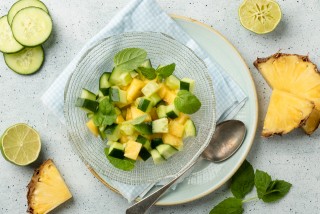 Lichte salade met ananas en komkommer