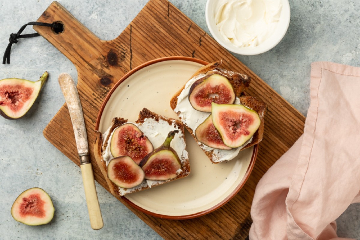 Toast con ricotta e fichi