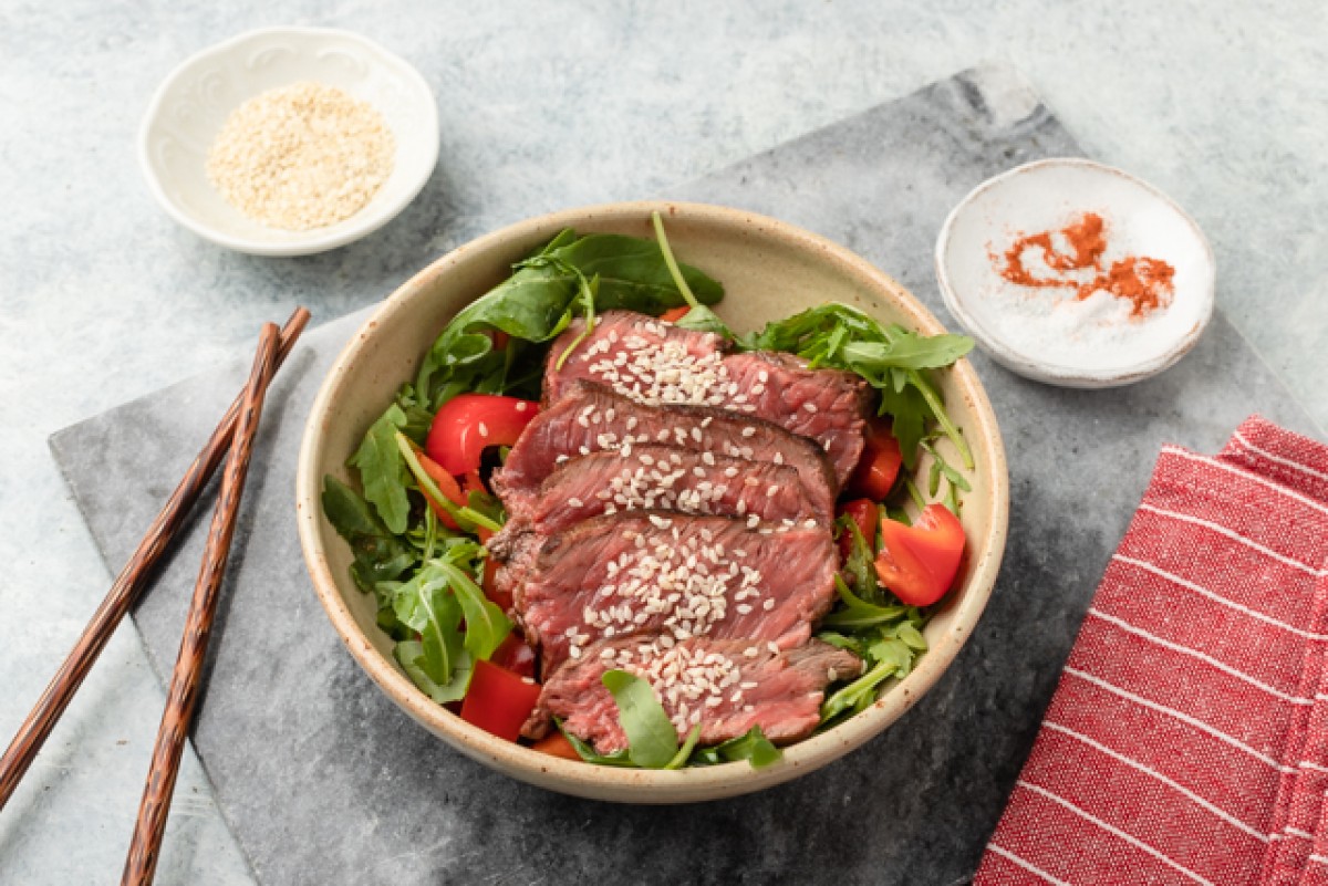 Salade met rundvlees, groenten en sesam