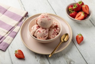 Glace à la fraise à faible teneur en glucides