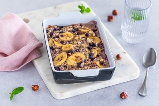 Pieczona owsianka z jagodami i syropem klonowym