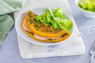 Szpinakowy omlet z sałatą i szynką
