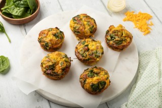 Magdalenas bajas en carbohidratos con jamón, queso y verduras
