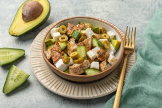 Insalata di pollo, avocado e olive