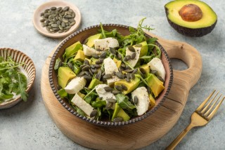 Ensalada con aguacate, mozzarella y semillas de calabaza