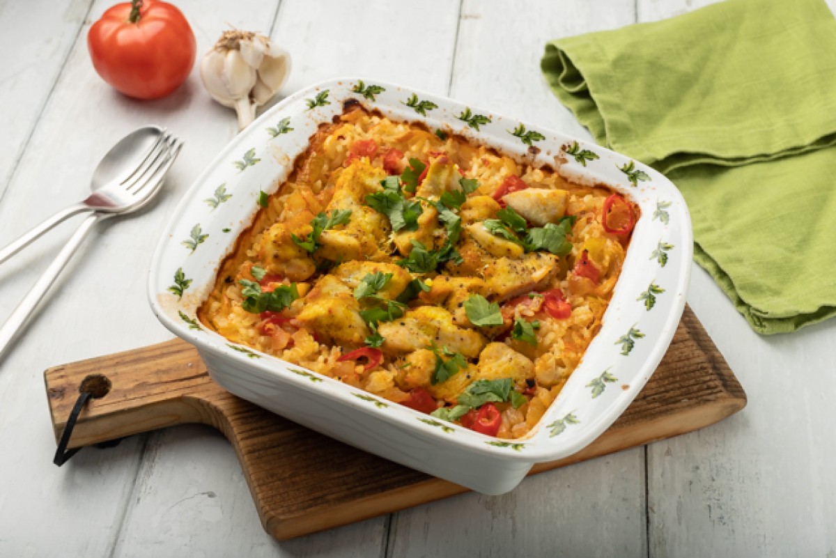 Paella z piekarnika z mięsem i warzywami