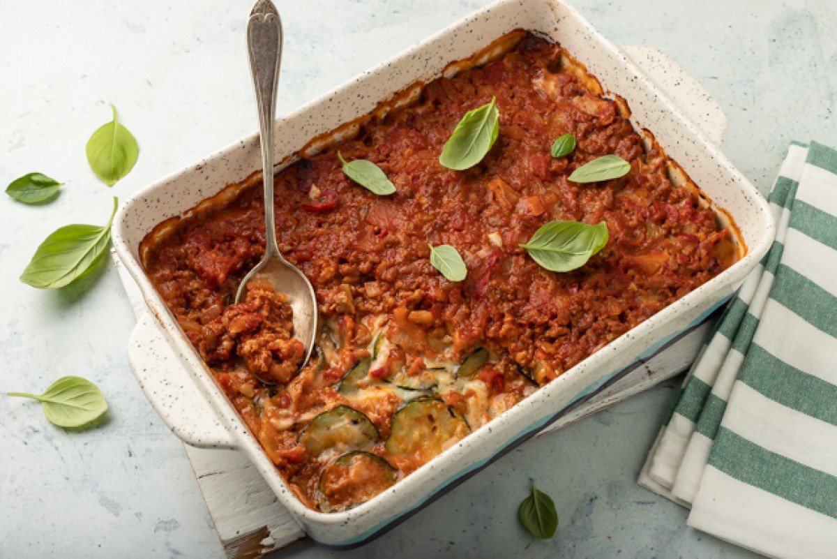 Béchamelschotel met vlees en courgette