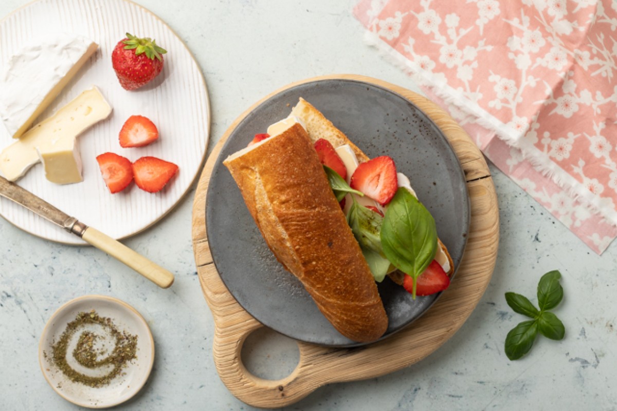 Baguette mit Basilikum, Erdbeeren und Blauschimmelkäse