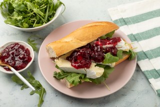 Baguette con queso azul, rúcula y arándano