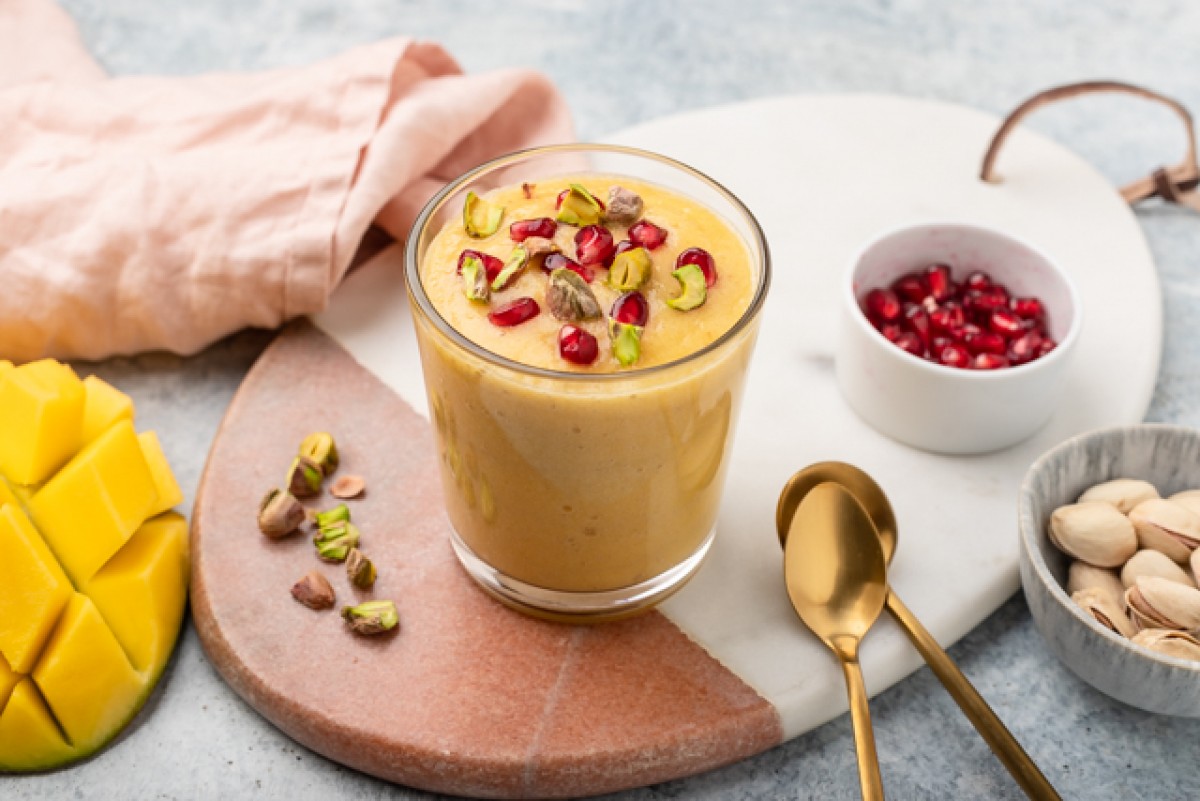Mus mango-banan z pistacjami i granatem