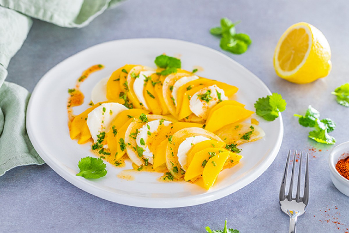 Mozzarella mit Mangoscheiben und süßem Dressing