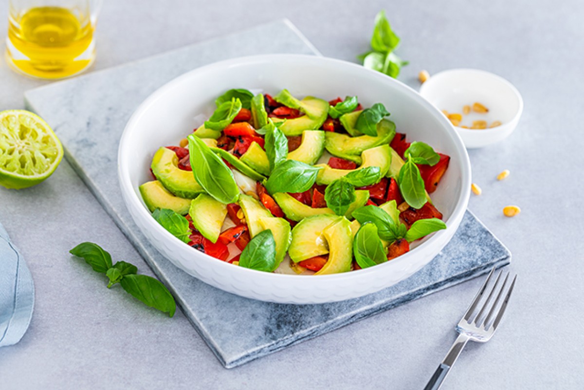 Avocado met mozzarella en gegrilde paprika