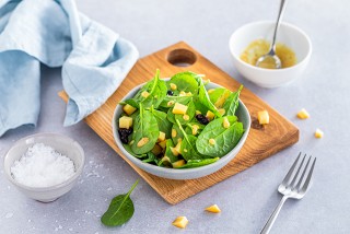 Spinach salad with goat cheese and berries