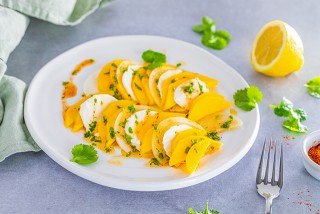Mozzarella con mango y aderezo dulce