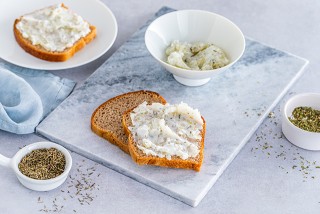 Tartine con crema di cipolla vegano